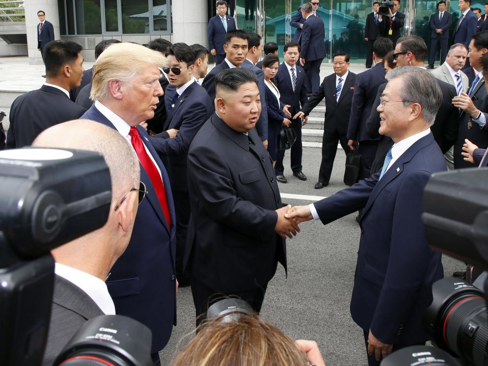 JHK01. Osan (Korea, Republic Of), 30/06/2019.- US President's daughter and White House advisor Ivanka Trump (C) speaks as US President Donald J. Trump (L) and US Secretary of State Mike Pompeo (R) stand during a meeting with soldiers of the United States Forces in Korea (USFK) at the Osan Air Base in Pyeongtaek, Gyeonggi-do, South Korea, 30 June 2019. The US leader arrived in South Korean on 29 June for a two-day visit that included a meeting with South Korean President Moon Jae-in and North Korean leader Kim Jong-un in the Demilitarized Zone that separates the two Koreas. (Corea del Sur, Estados Unidos) EFE/EPA/KIM MIN-HEE US President Donald J. Trump visits South Korea