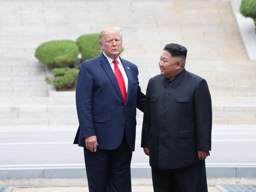 CONTACT WITH YONHAPNEWS AGENCY.. Dmz (Korea, Republic Of), 30/06/2019.- South Korean President Moon Jae-in (R) meets with North Korean leader Kim Jong-un, alongside US President Donald J. Trump (L), at the truce village of Panmunjom in the Demilitarized Zone, Korea, 30 June 2019. The US leader arrived in South Korean on 29 June for a two-day visit that will include a meeting with South Korean President Moon Jae-in and a trip to the Demilitarized Zone. (Corea del Sur) EFE/EPA/YONHAP SOUTH KOREA OUT US President Donald Trump visits South Korea