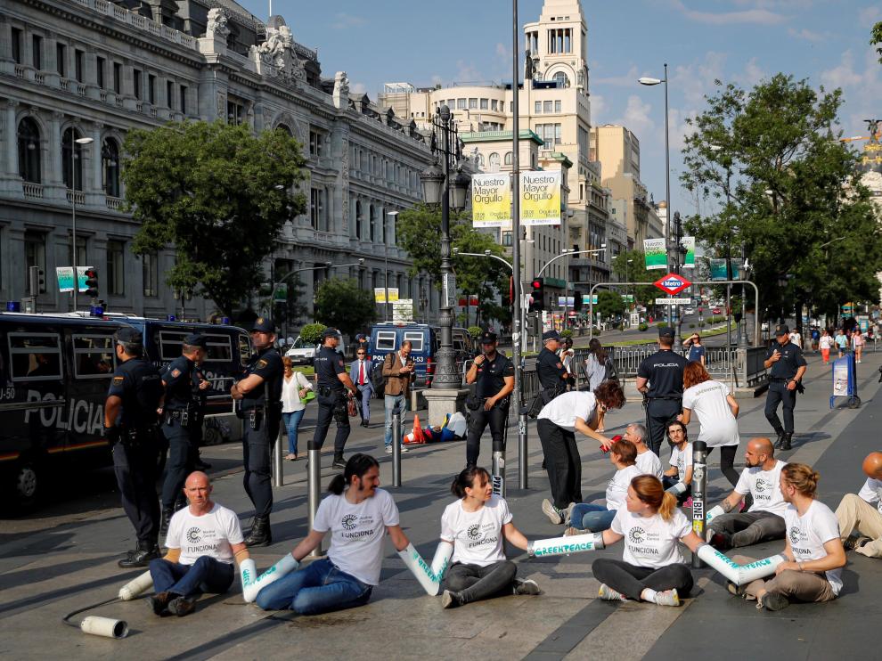 Activistas de Greenpeace protestan por la moratoria de multas en Madrid Central.