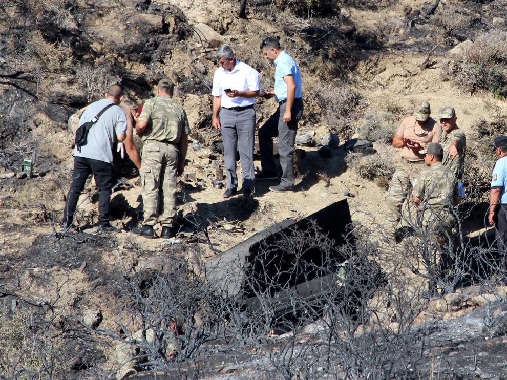Soldados del ejército turco y fuerzas de seguridad del norte de Chipre inspeccionan el lugar donde ha aterrizado un supuesto misil lanzado desde Siria la madrugada de este lunes.