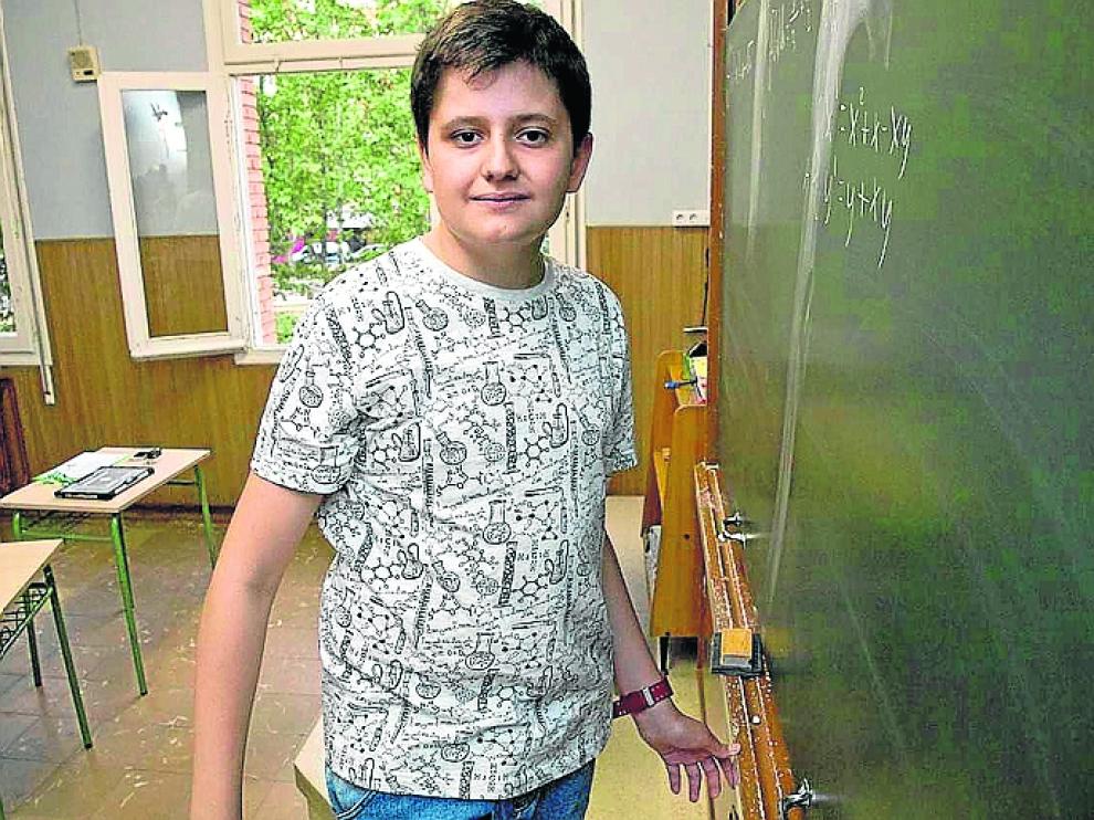 Javier Badesa, este lunes, frente a la pizarra de su clase de 1º de la ESO.