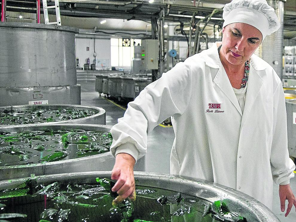 Ruth Lázaro, directora de Taisi y tercera generación de esta empresa familiar, junto a unas bañeras en las que se procesa melón.