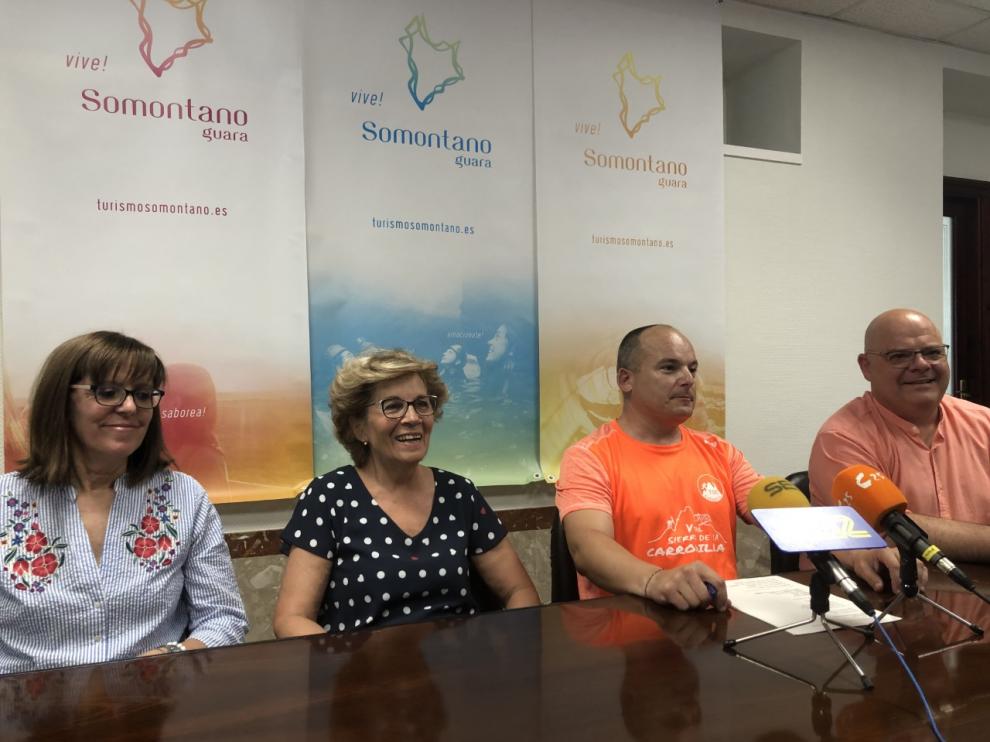 Presentación de la VI carrera trail de Estadilla. En la foto, Marí Carmen Arroyos y Mari Carmen Javierre, de Asociación Alzheimer, Pablo Bardají, uno de los organizadores, y Jordi Cañavete, teniente de alcalde de Estadilla.