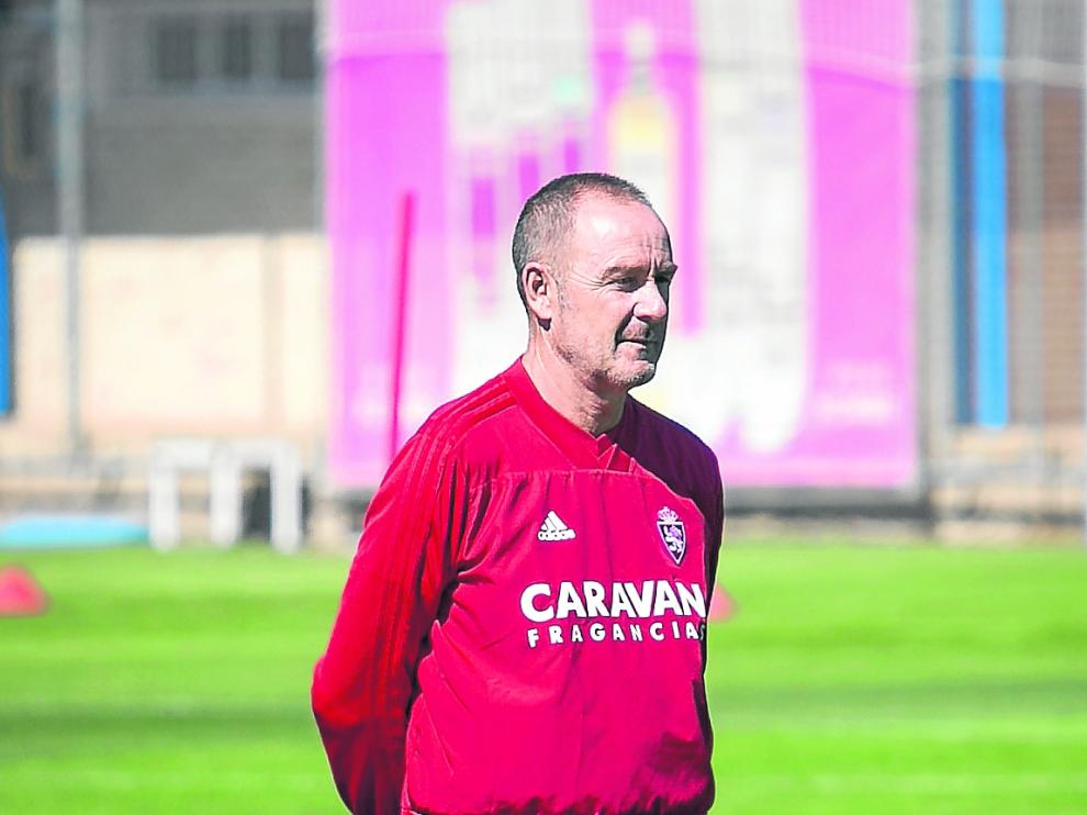 Víctor Fernández, en un entrenamiento del Real Zaragoza.