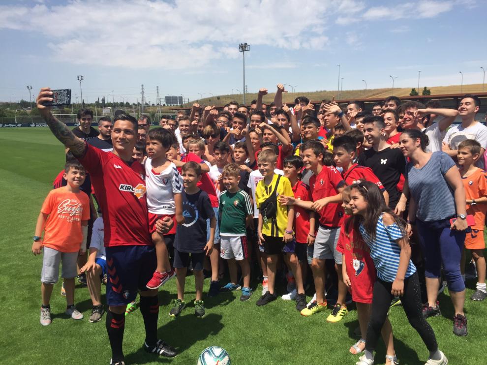 Chimy Ávila se toma una fotografía con varios seguidores de Osasuna.