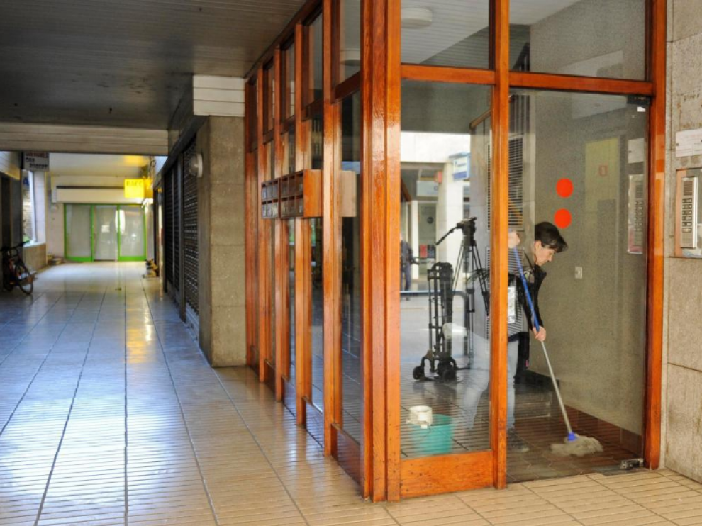 Entrada del inmueble donde la mujer fue hallada muerta.