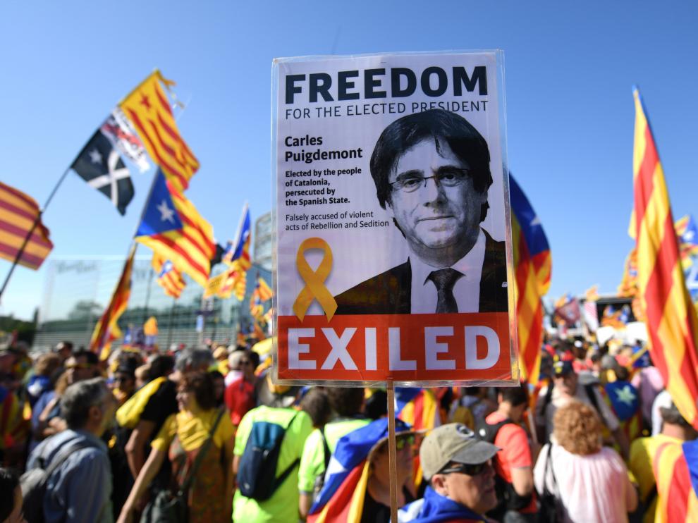 Independentistas catalanes se manifiestan a las puertas del Parlamento Europeo.
