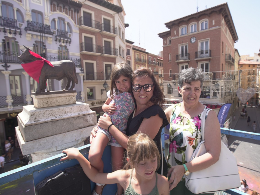 Una familia turolense se hace una foto junto al Torico.