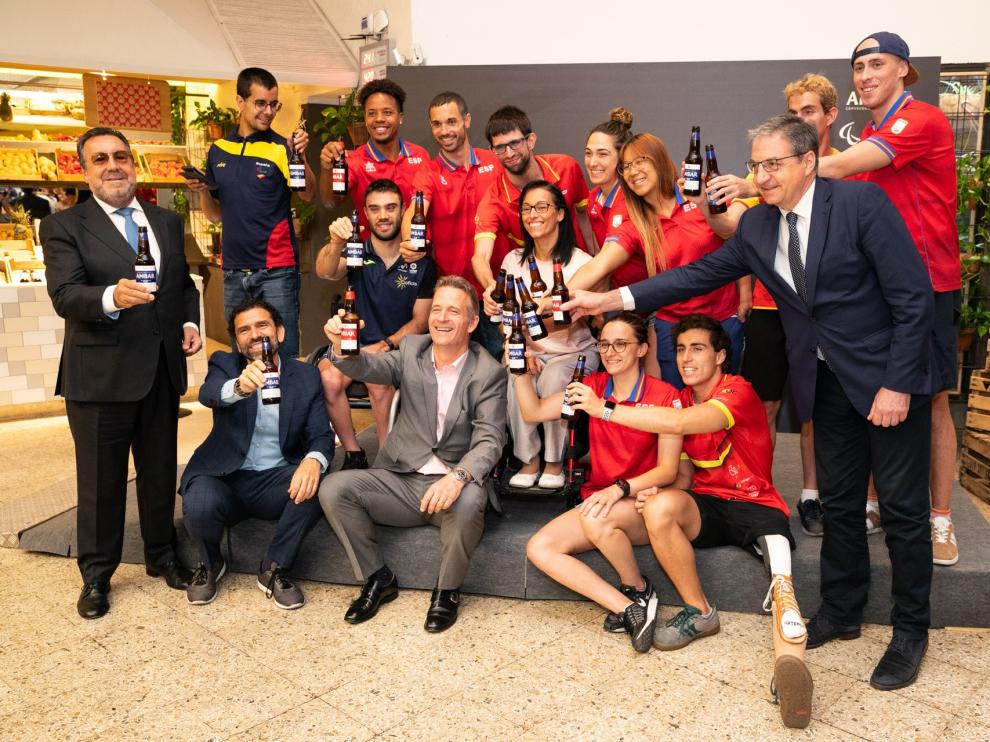 Representantes de Ambar, junto a miembros del equipo paralímpico español, tras la firma del patrocinio.