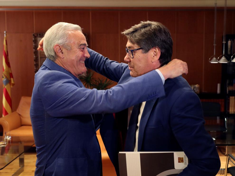 El presidente de las Cortes de Aragón, Javier Sada, y el portavoz del PAR, Arturo Aliaga.