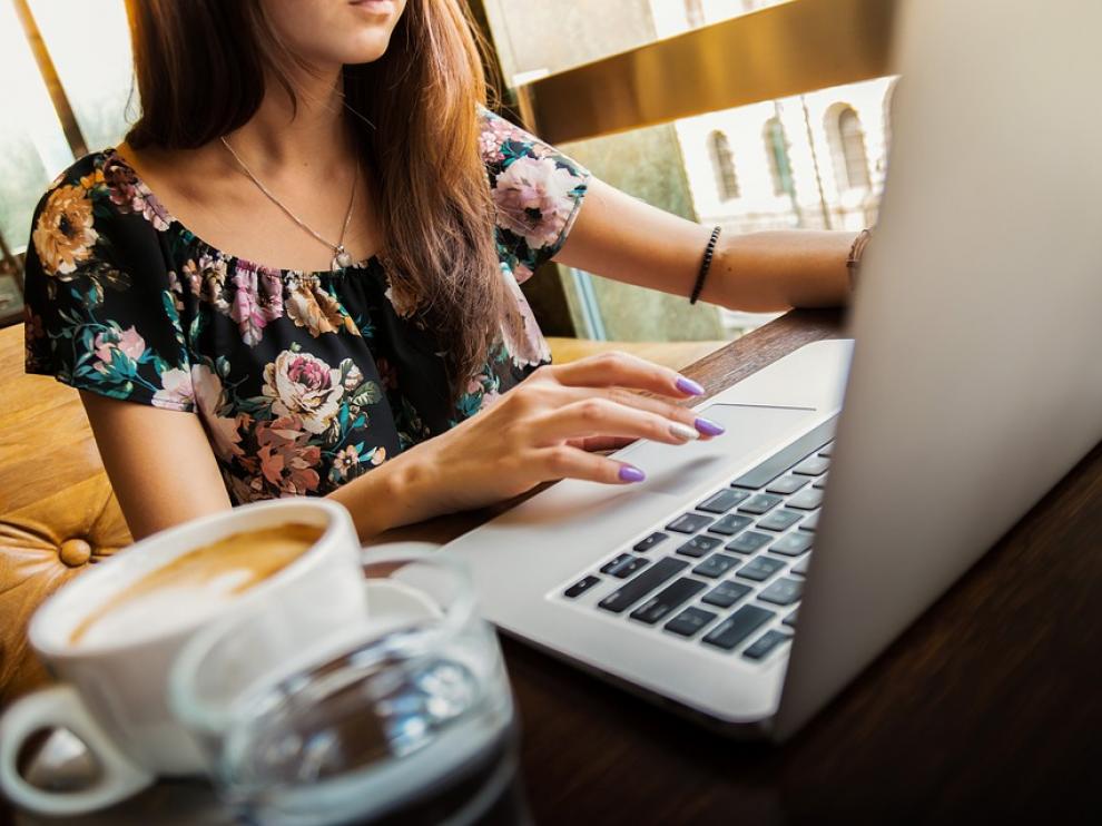 La doble jornada laboral impide a las mujeres disfrutar de mayor tiempo libre.
