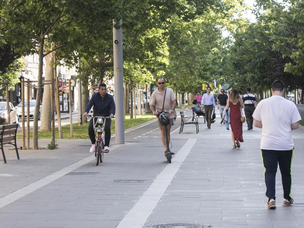 Un ciclista y un usuario de patinete por el carril bici de Gran Vía, el más demandado de la ciudad
