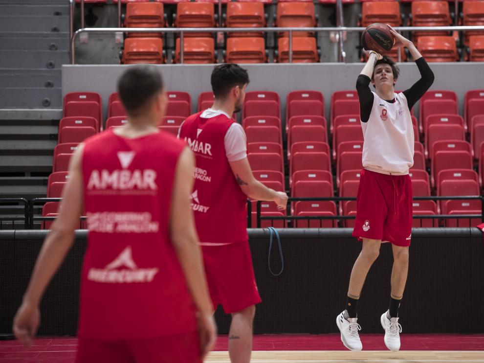 Vit Krejci lanza a canasta en un entrenamiento con el primer equipo del Basket Zaragoza.