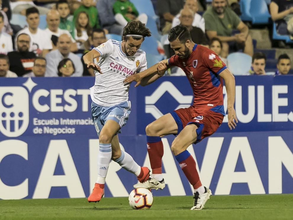 Pichu Atienza, en un lance con Marc Gual, en el Zaragoza-Numancia del tramo final de la pasada temporada en La Romareda