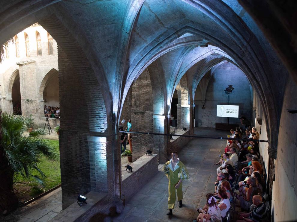 Desfile de moda de Hacer Creativo en el claustro del monasterio de las Canonesas del Santo Sepulcro