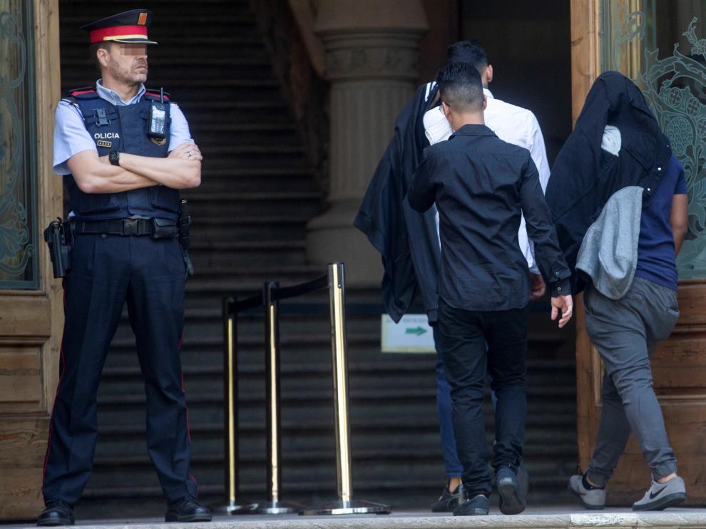 Tres de los siete acusados entrando a la Audiencia de Barcelona.