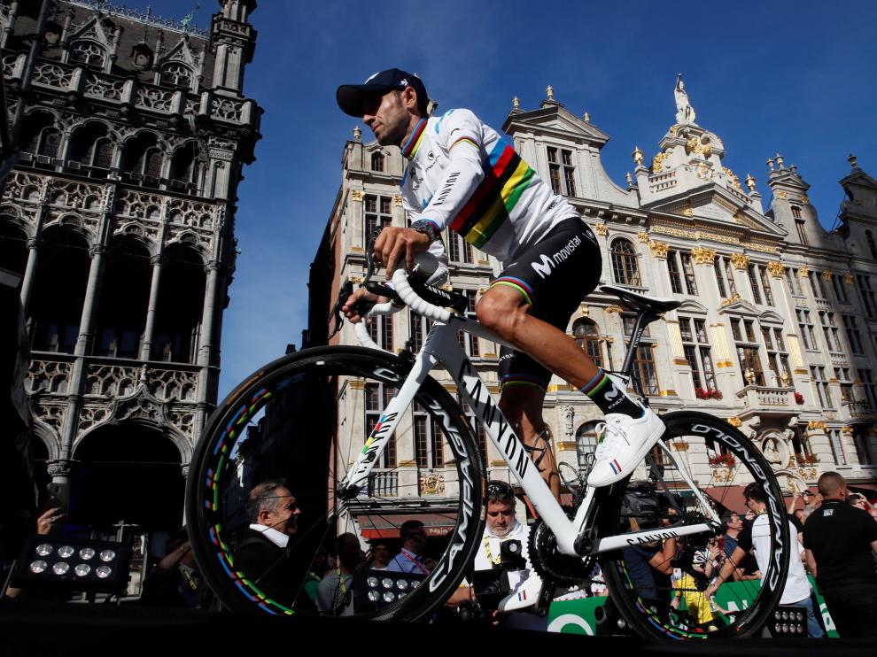 Alejandro Valverde, con el maillot arcoíris, en Bruselas antes del comienzo del Tour 2019.