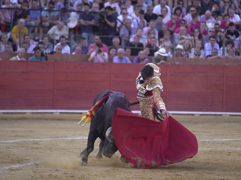 Álvaro Lorenzo, en un muletazo con la mano izquierda al primero de su lote.