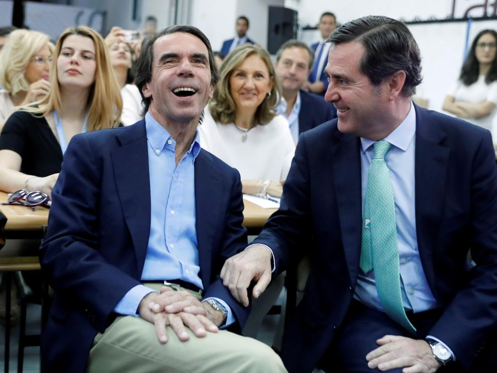 José María Aznar antes de pronunciar la conferencia en la clausura del curso de verano de la fundación FAES, junto al presidente de la CEOE, Antonio Garamendi.