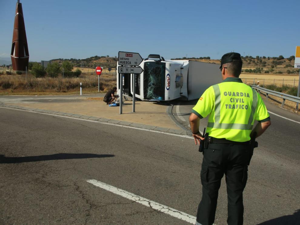 El camión ha volcado en el acceso a la autovía en Siétamo.