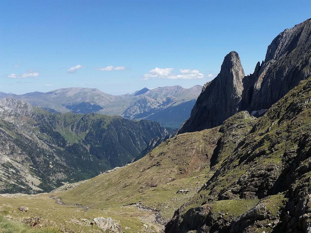Majestuoso paisaje en la aproximación al ibón de Llardaneta