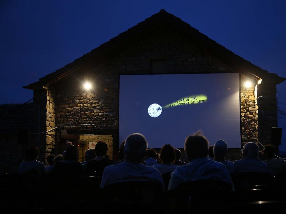 Proyección al aire libre en la era-cine de Ascaso