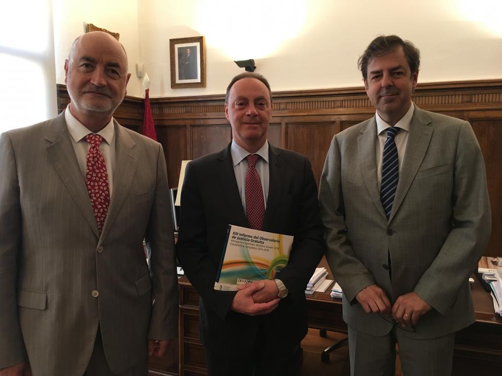 Los decanos de los tres Colegios de Abogados en la presentación del Informe