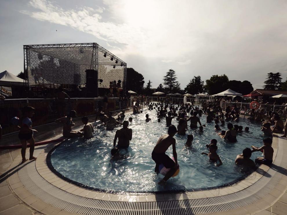 Ambiente en la piscina en el Slap Festival este viernes.