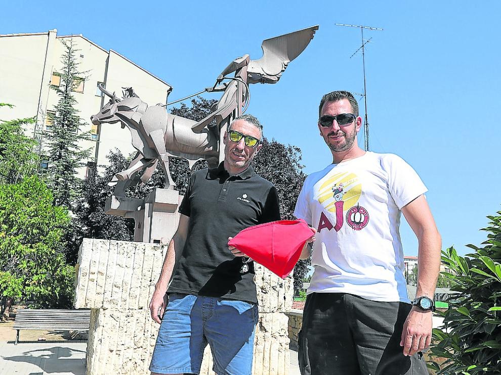 Los protagonistas de ponerle el pañuelo al Torico, junto con el monumento a la Vaquilla.