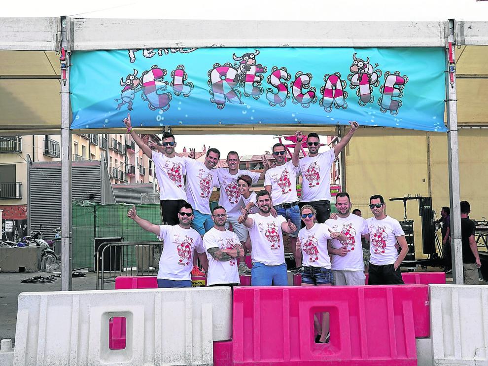Un puñado de peñistas de El Rescate, este jueves, en un descanso de los preparativos de su local, en la plaza Domingo Gascón.
