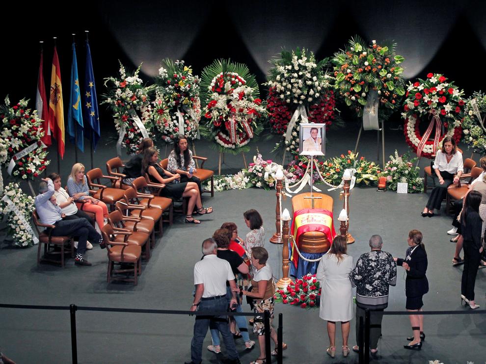 Capilla ardiente de Arturo Fernéndez en el Teatro Jovellanos