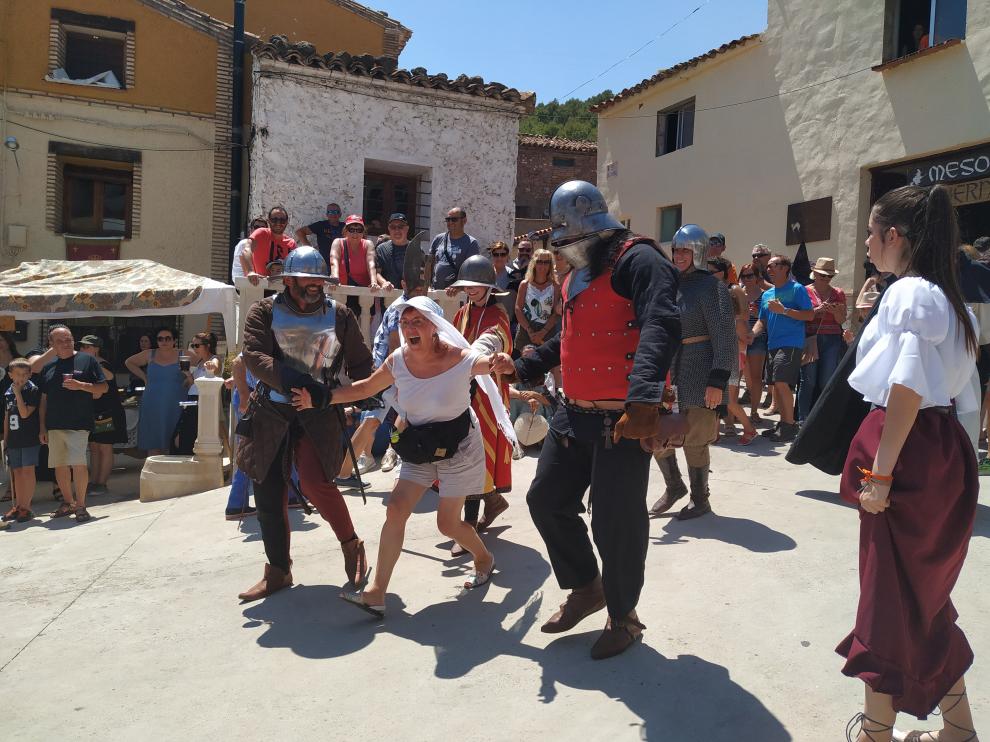 El momento de la captura de las brujas es de los más celebrados en las recreaciones de Trasmoz. Los soldados cogen, incluso de entre el público, a las mujeres sospechosas de hacer conjuros y manipular voluntades.