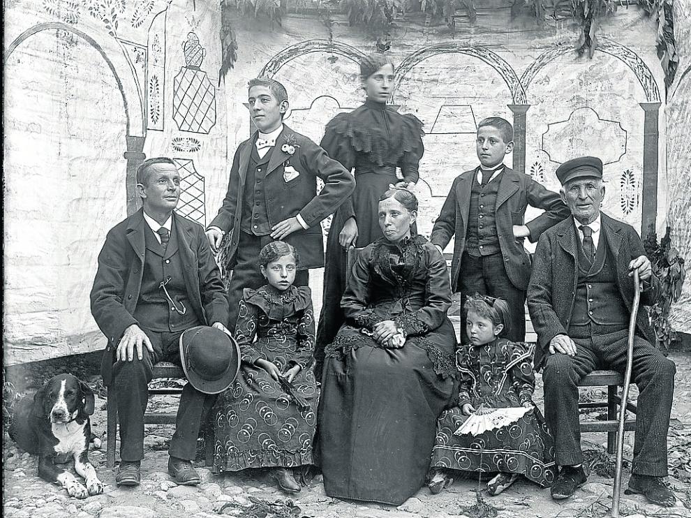 Imagen de la familia, en la que aparece el mismo Burrel y que probablemente se hizo hacia 1895.