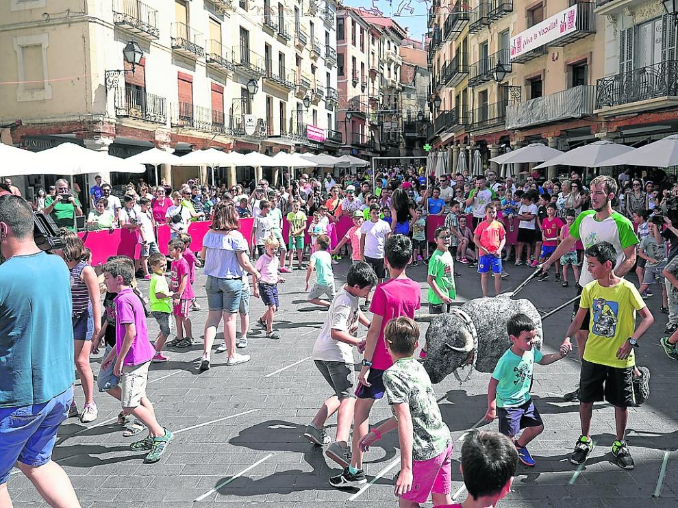 Los más pequeños hacen recortes a cinco astados de carretilla en la plaza del Torico.