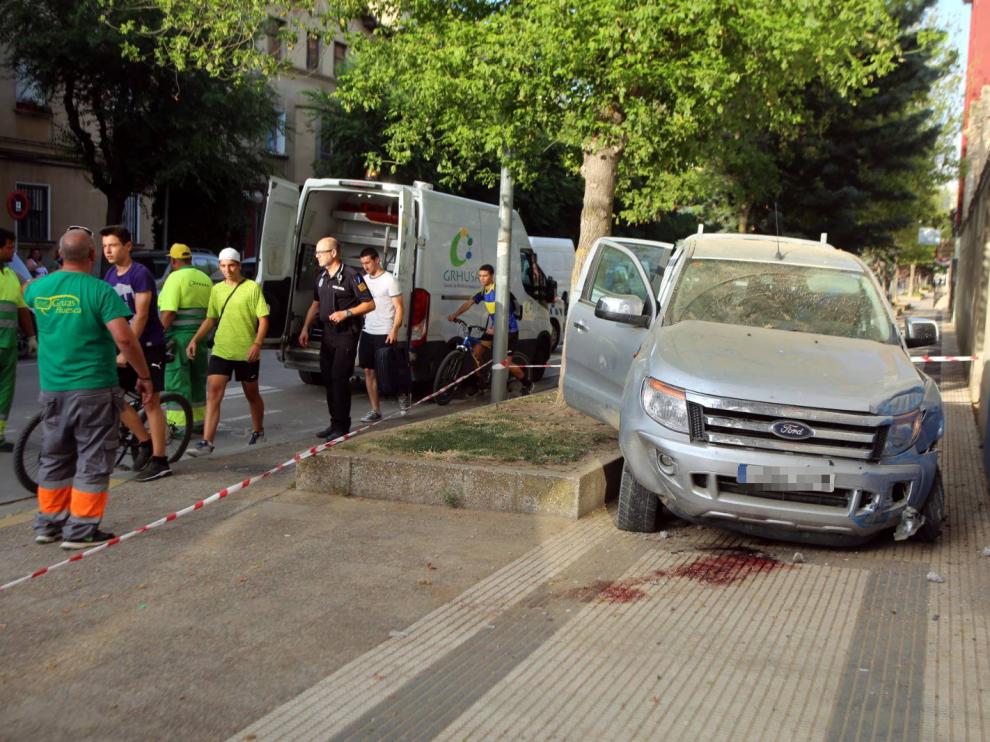 El vehículo se ha subido a la acera, por donde iba la mujer