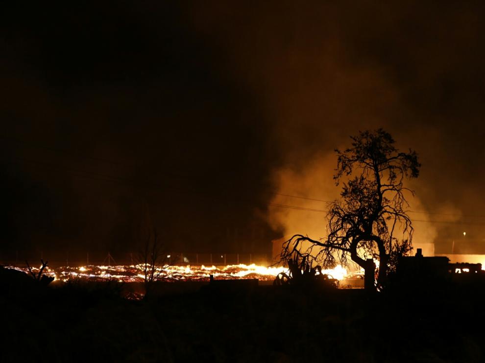 Aparatoso incendio cerca de la carretera de Logroño.