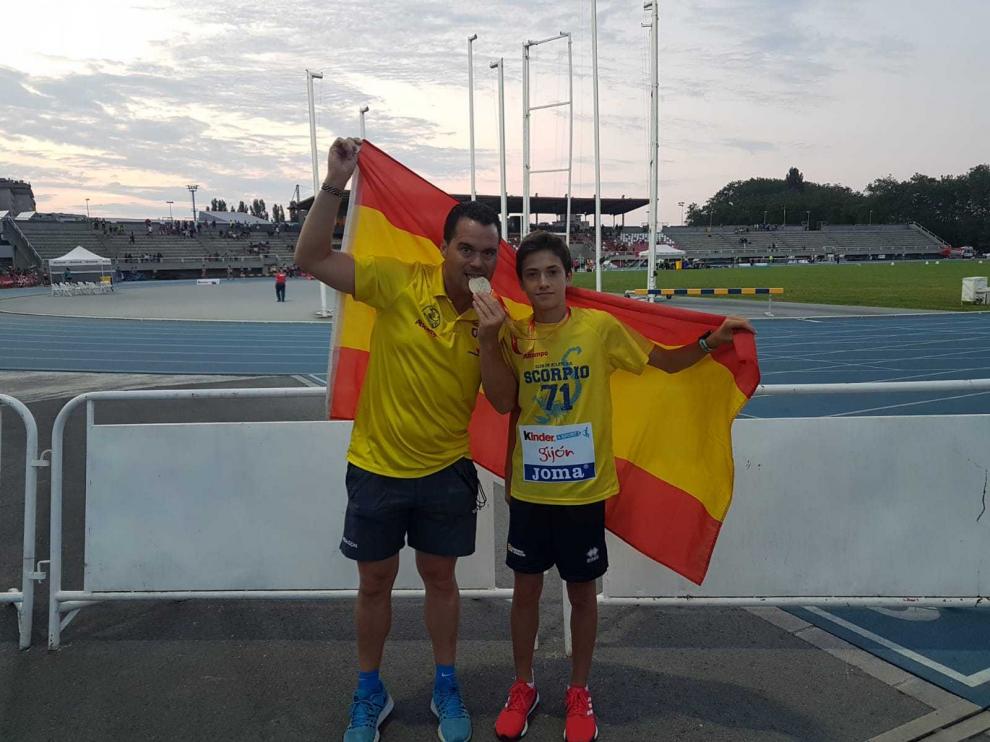 El técnico Alfredo García junto con el mediofondista Sergio del Barrio, del Alcampo Scorpio