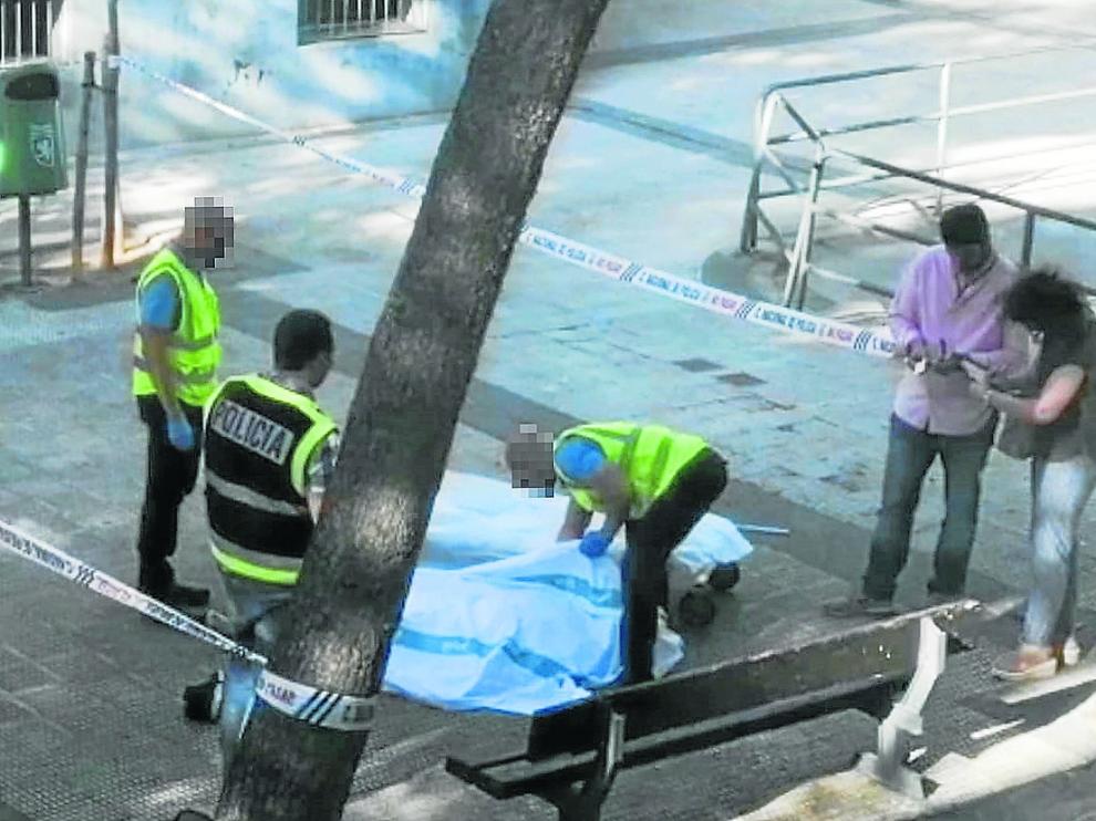Agentes de la Policía Nacional, junto al cadáver del joven colombiano, el pasado domingo