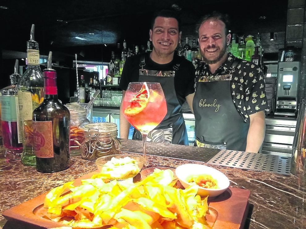 Roland López y Jimmy Valios, en la barra del Bloody Zaragoza.