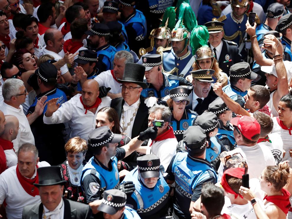 Momentos de tensión en la calle Curia de Pamplona.
