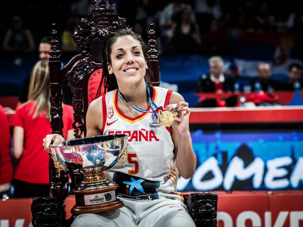 La aragonesa Cristina Ouviña, con la medalla de oro y el trofeo de campeona de Europa.