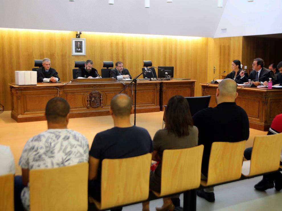 La vista se ha suspendido al estar presentes solo cinco de los nueve acusados.