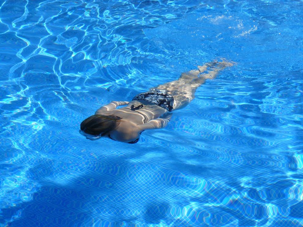 Los oftalmólogos advierten del riesgo del agua de las piscinas para los ojos.