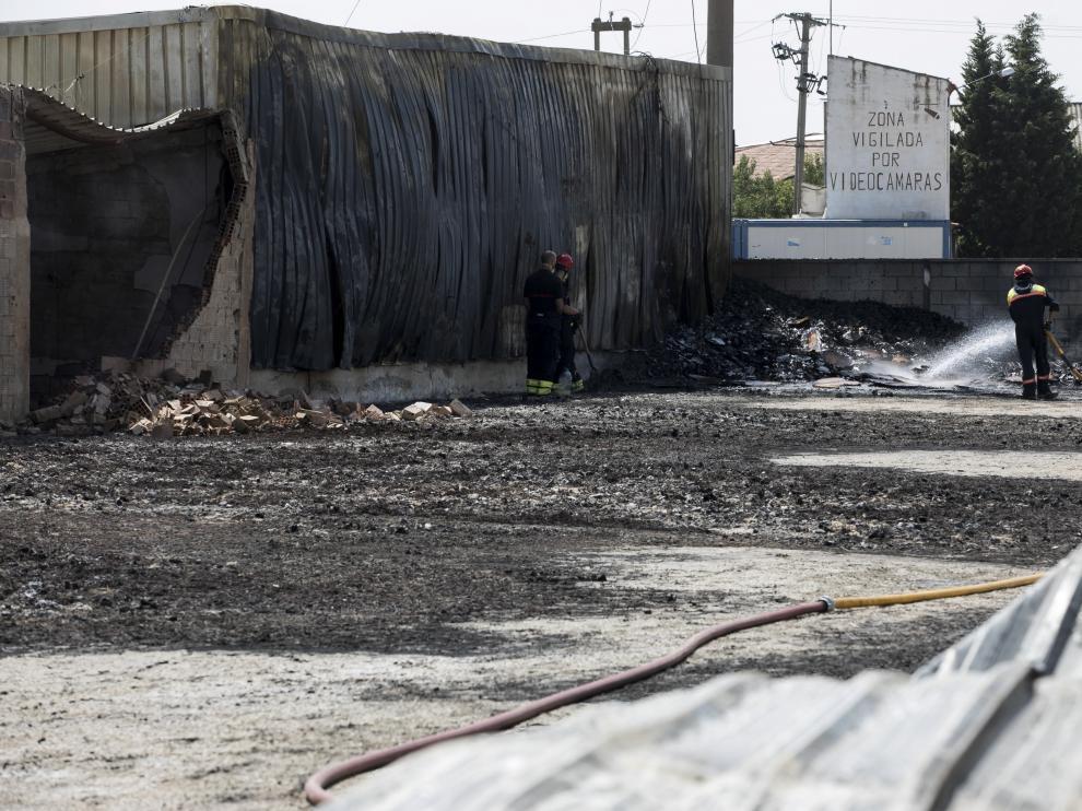 Los restos del incendio que ha afectado a la empresa de embalajes El Moncayo la mañana de este lunes