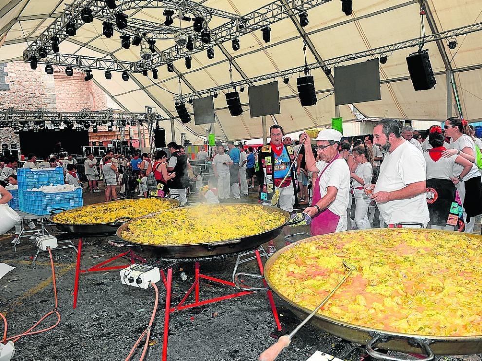 Elaboración de las paellas del lunes para la peña El Trago, en su local de la plaza de la Marquesa.