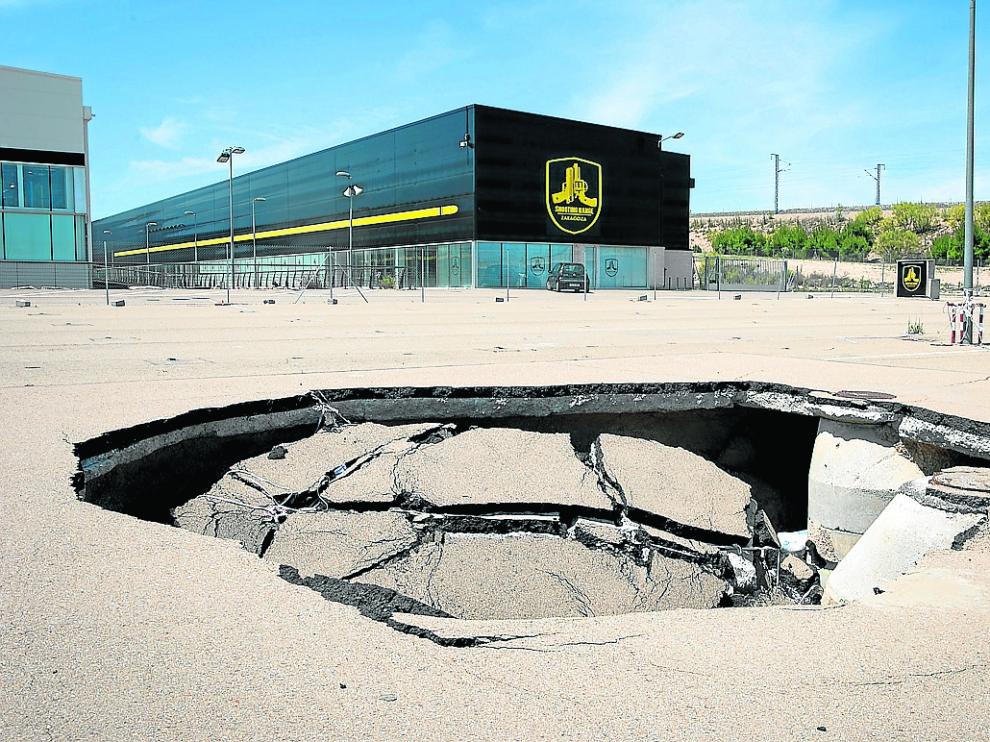 Plaza tuvo que vallar parte del aparcamiento del área comercial ante el riesgo de la sima.