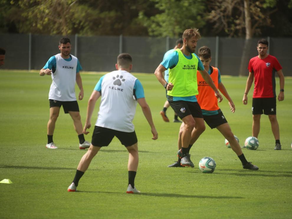 Jorge Pulido, en el centro de la imagen, durante el entrenamiento de este lunes.