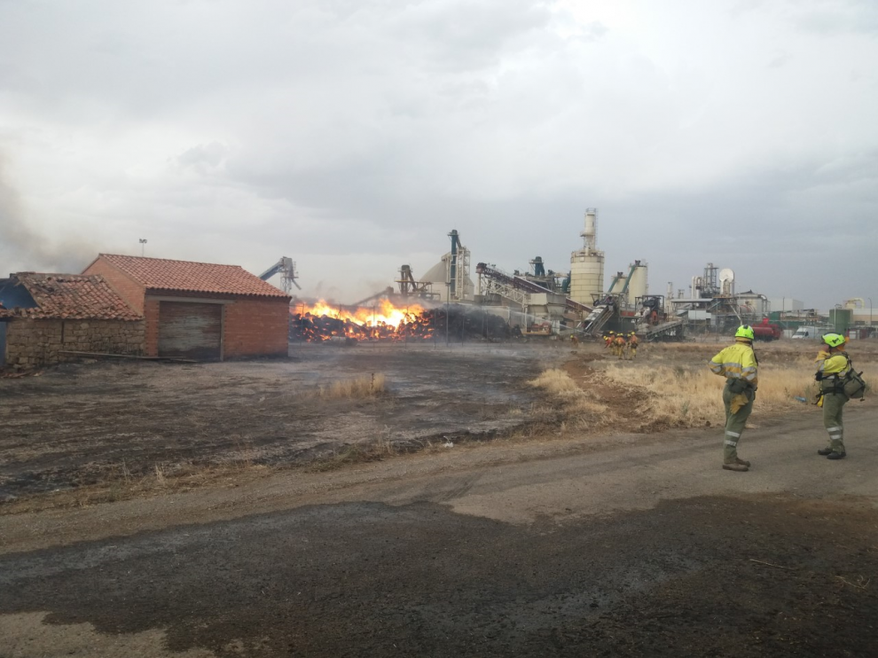 Labores de extinción del incendio registrado en Finsa Cella II.