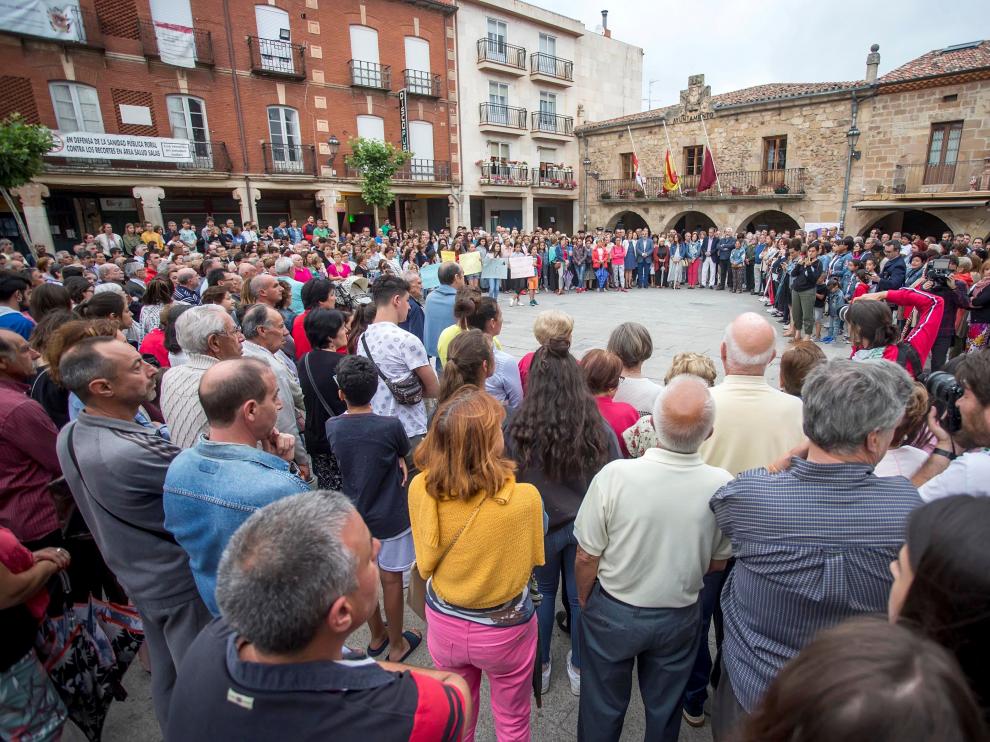 Concentración en repulsa del asesinato machista.