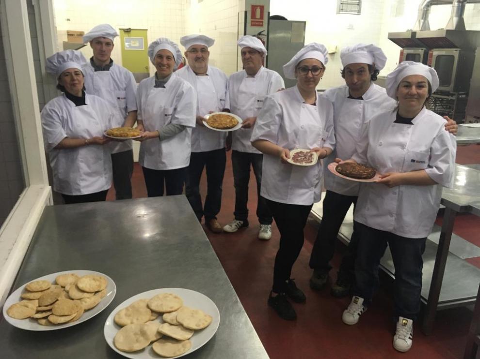 Alumnos de EFA El Poblado en un curso del Inaem sobre operaciones básicas de cocina.